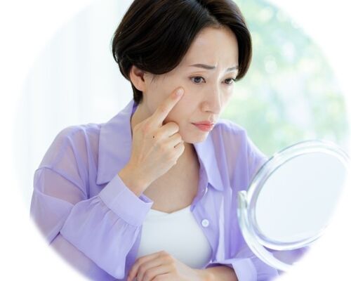 1鏡を見て悩む女性(1)