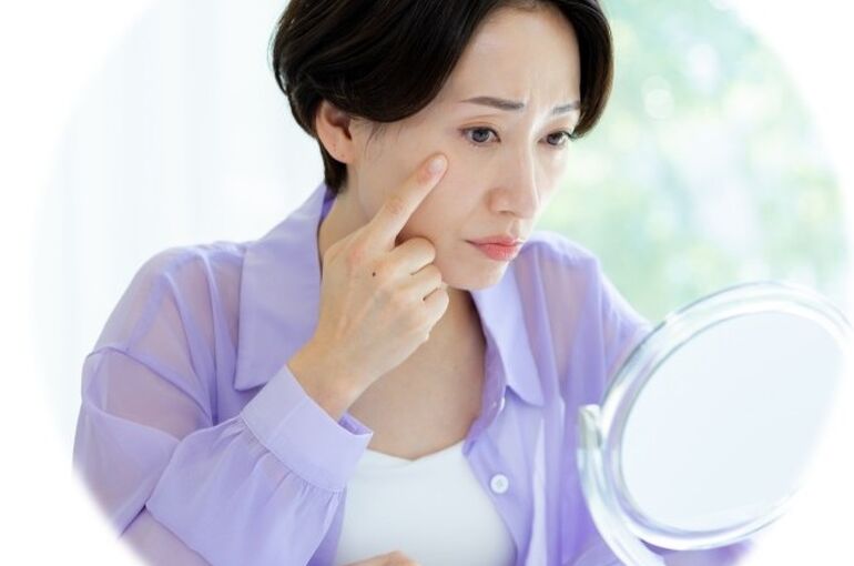 1鏡を見て悩む女性(1)
