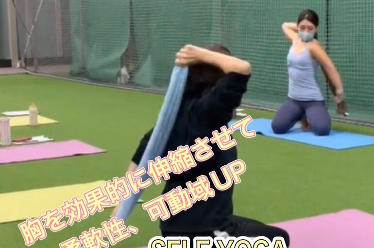 胸を効果的にストレッチ　後ろでタオル